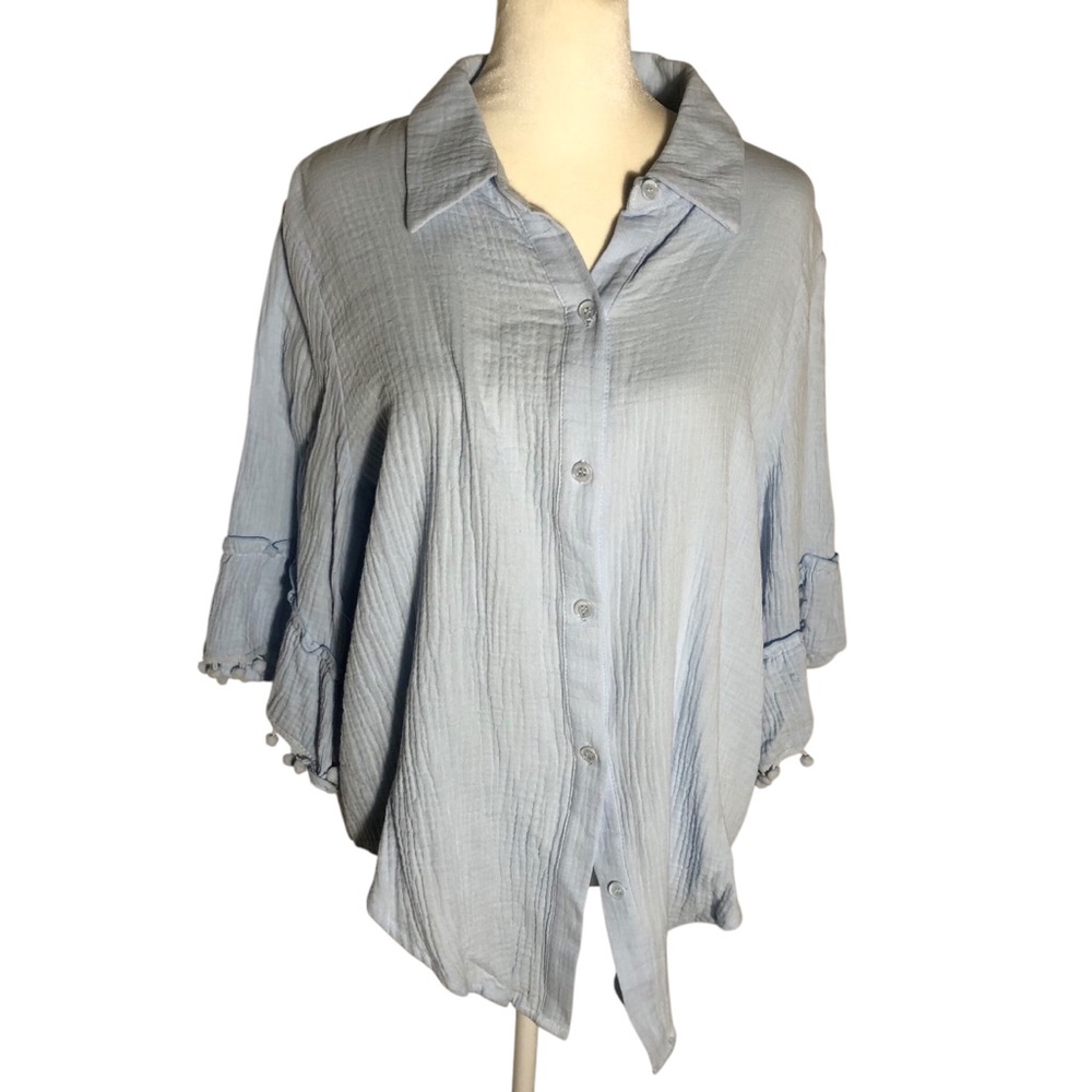 Joh cotton gauze 3/4 sleeve bell light blue button front top Sz Medium. NWT